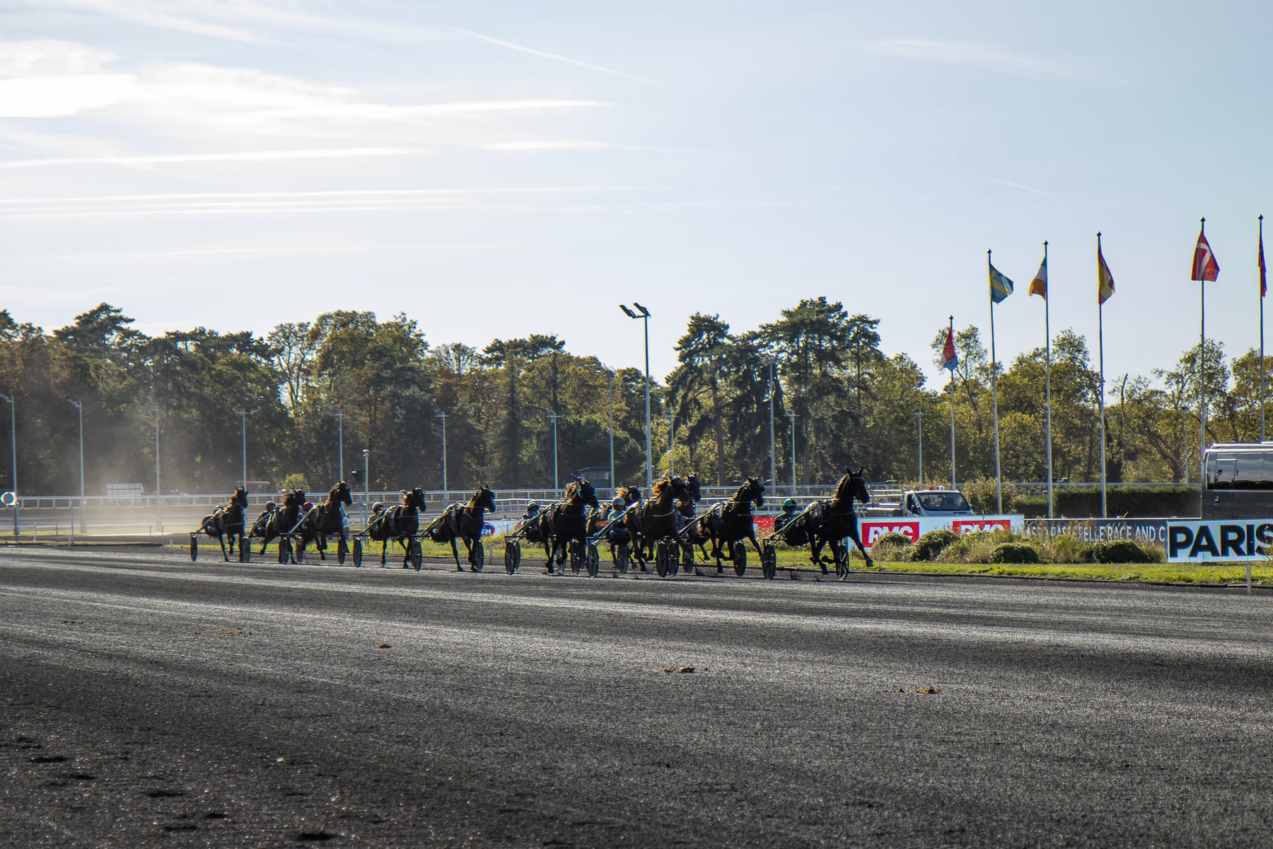 Une course de trot pendant la Journée des Critériums à Paris-Vincennes