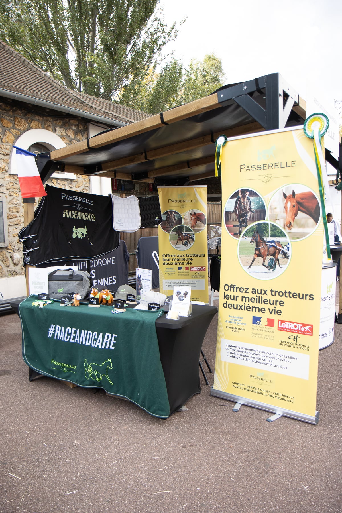 Le stand de l’association Passerelle à l’hippodrome Paris-Vincennes