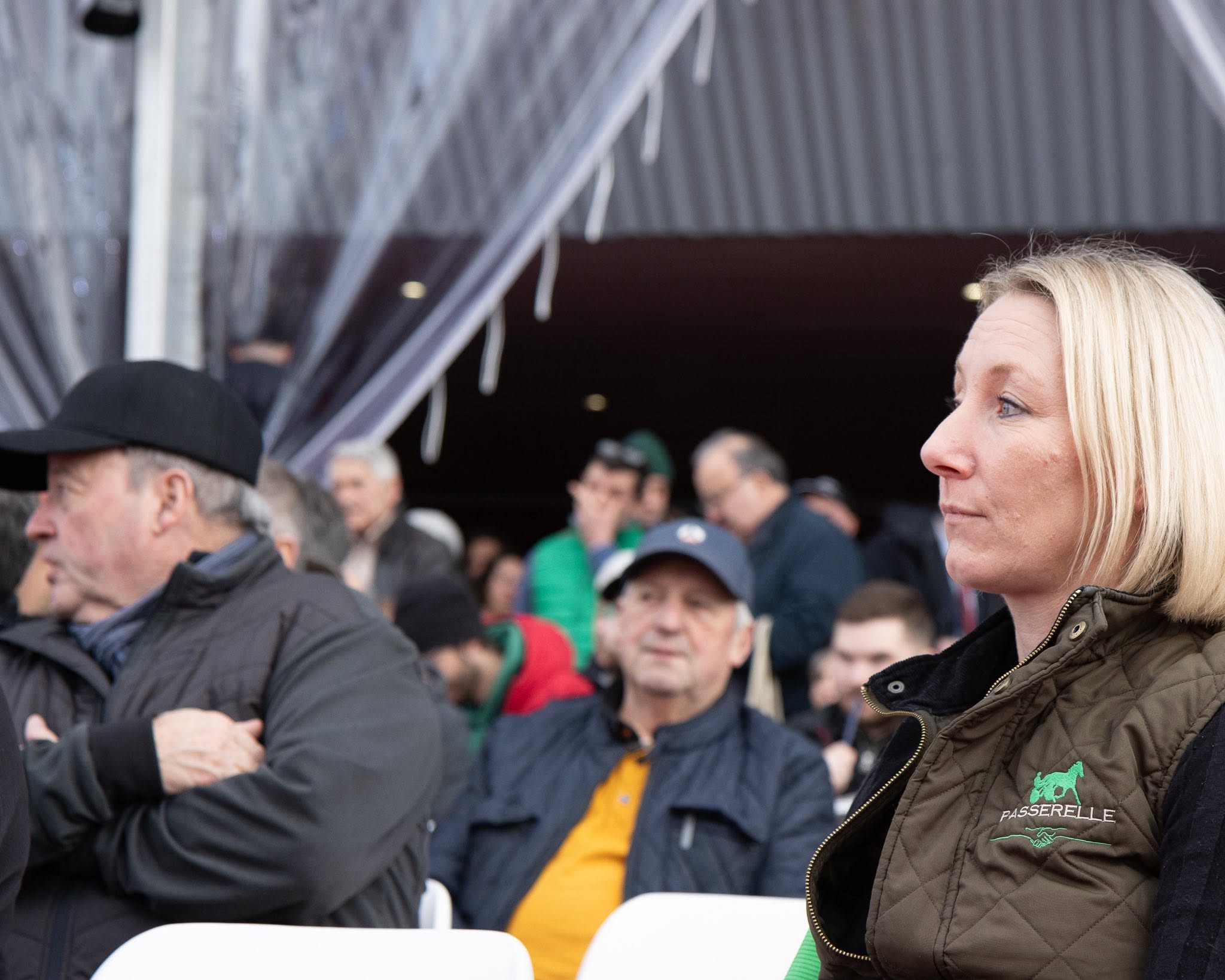 Le public et les professionnels réunis lors d’une journée sur un hippodrome
