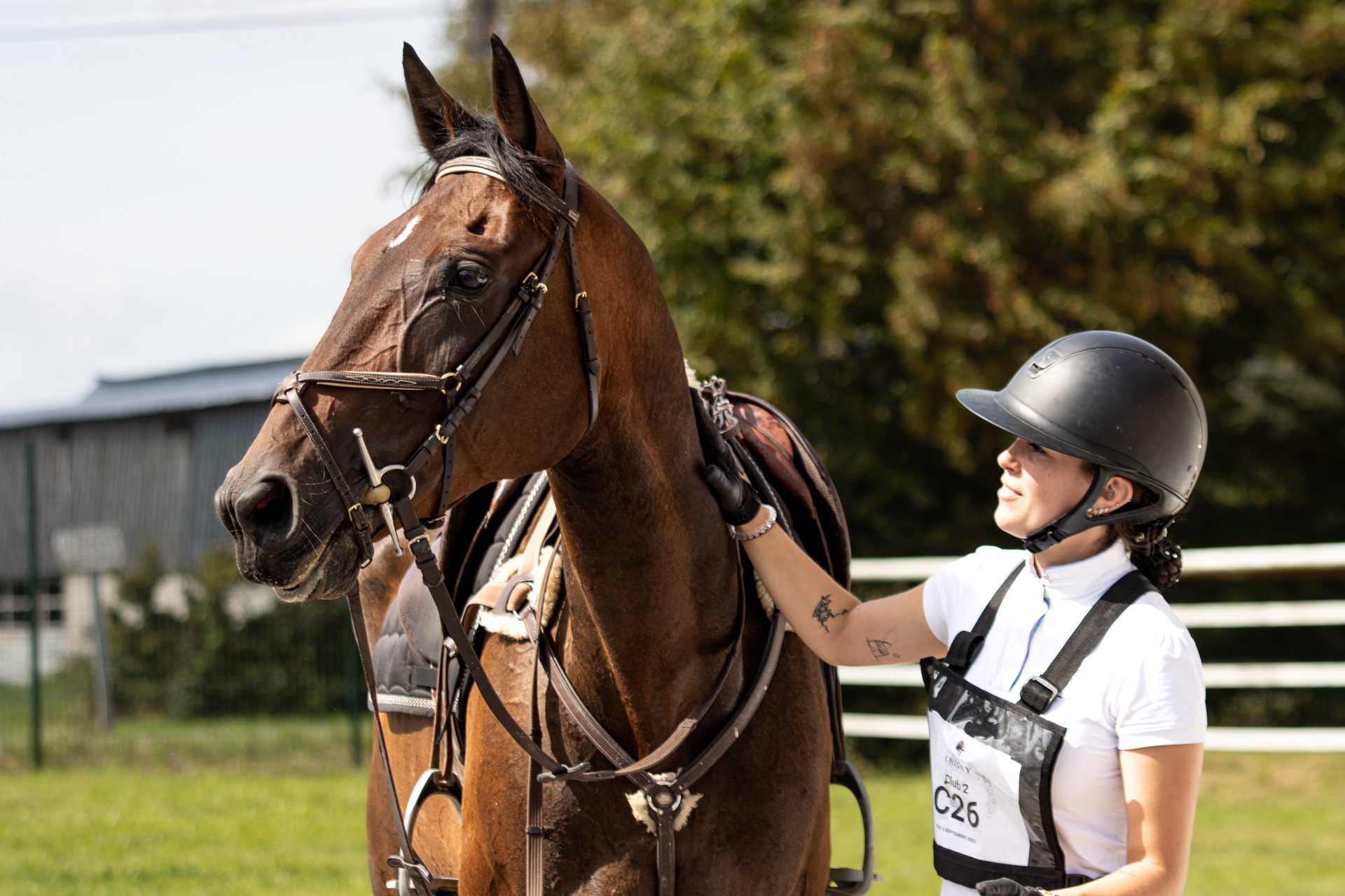 Cavalière de club avec un Trotteur Français