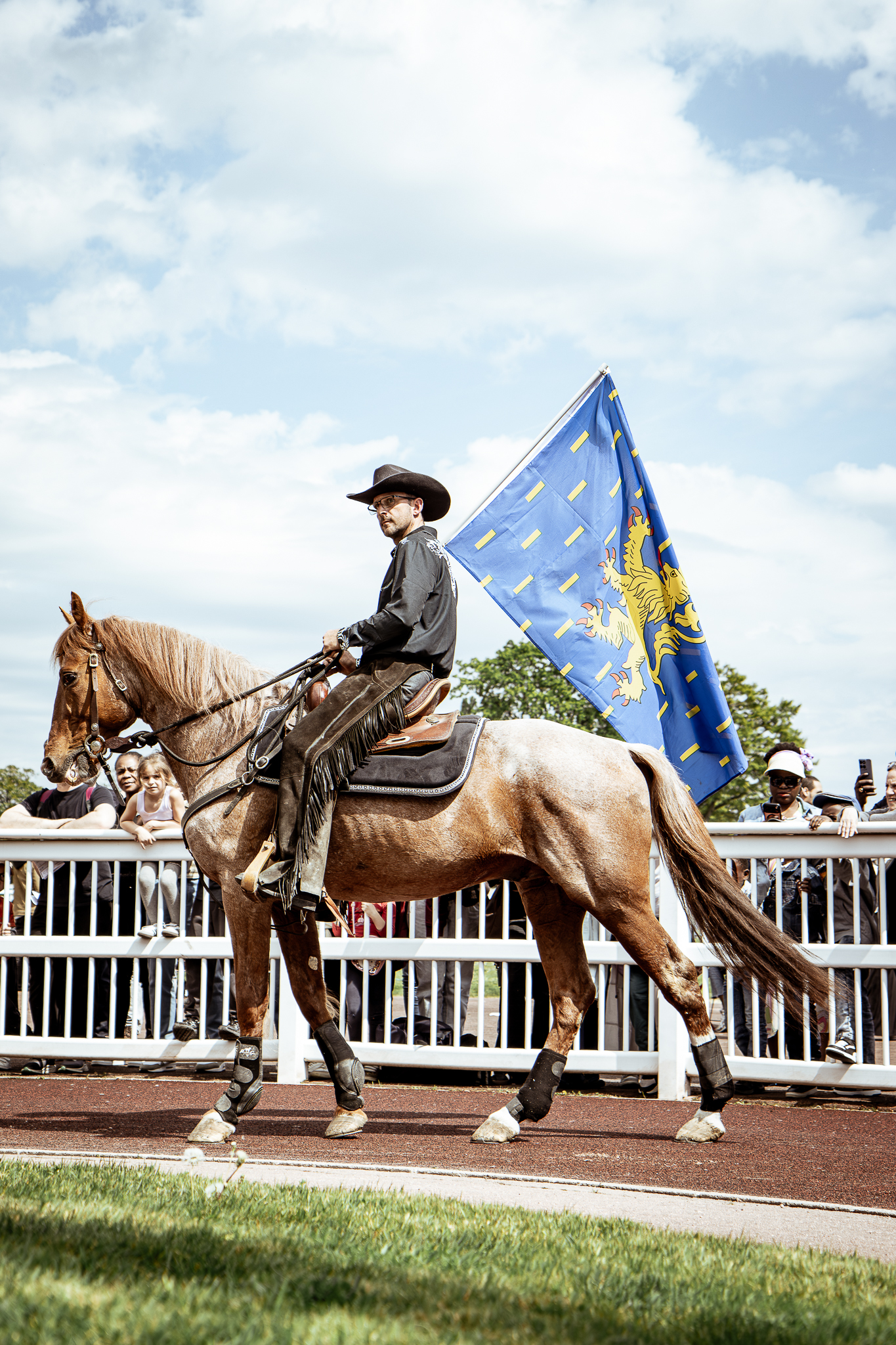 Cavalier portant un drapeau à Enghien lors de Race & Care 2026