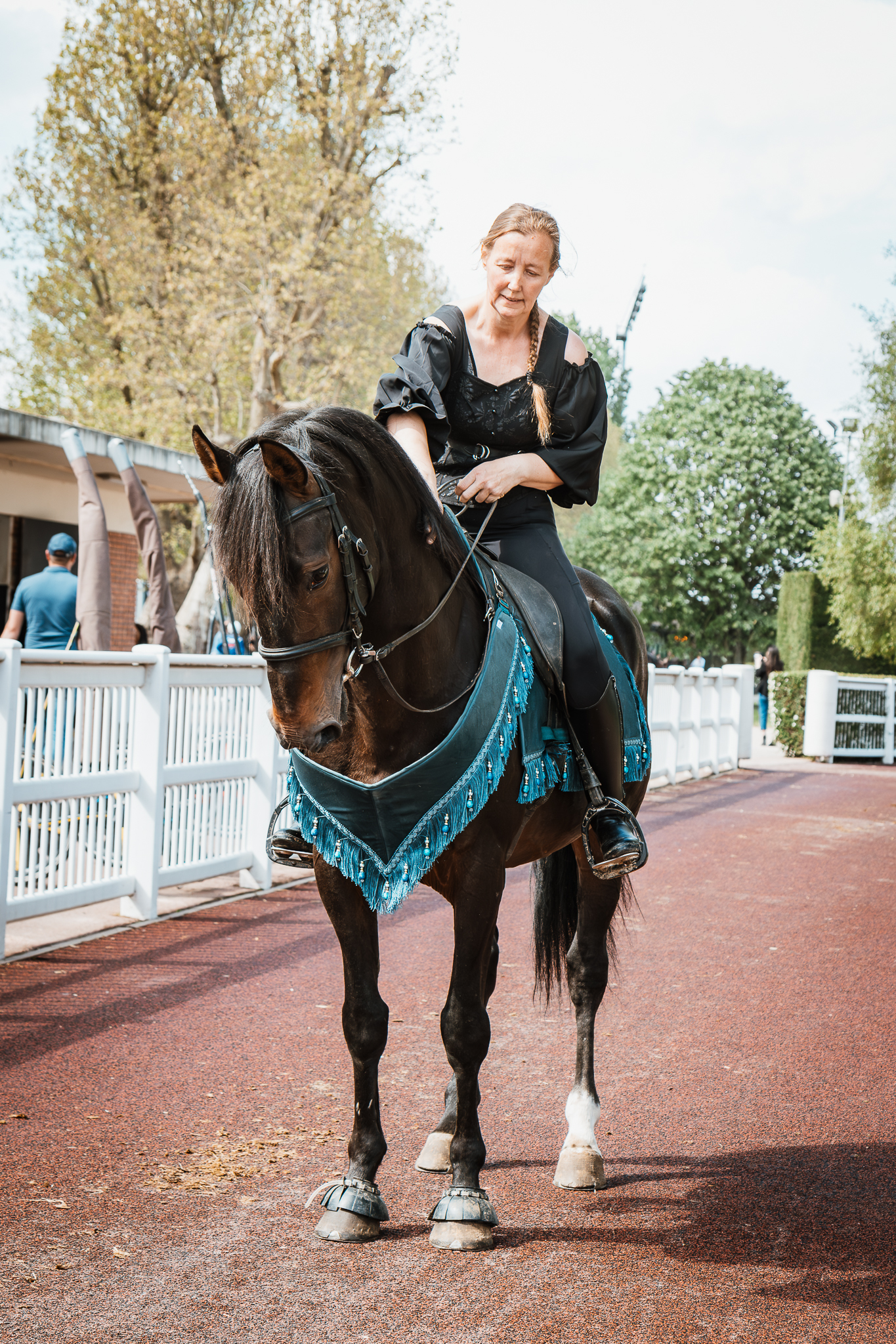 Cavalière et cheval sur la piste d’Enghien