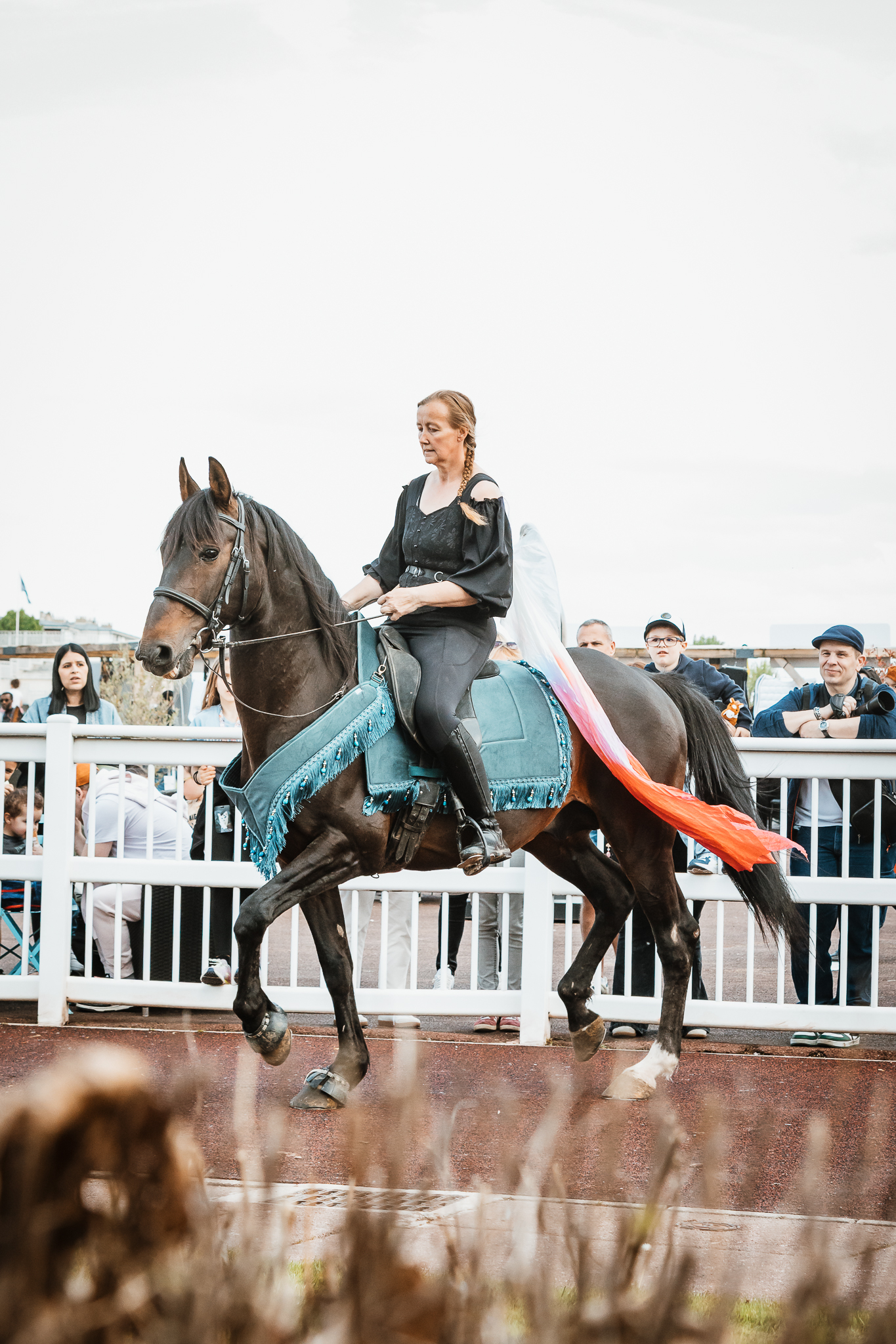 Cavalière et cheval noir à Enghien lors de Race & Care 2026