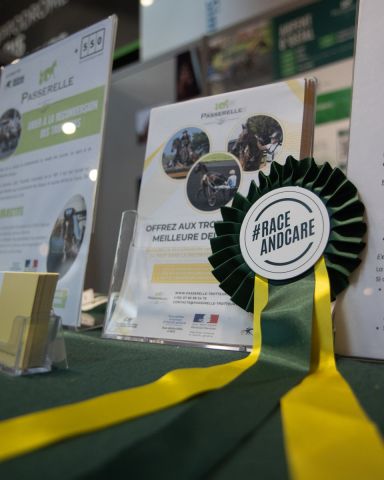 Ruban #RaceAndCare sur un stand Passerelle