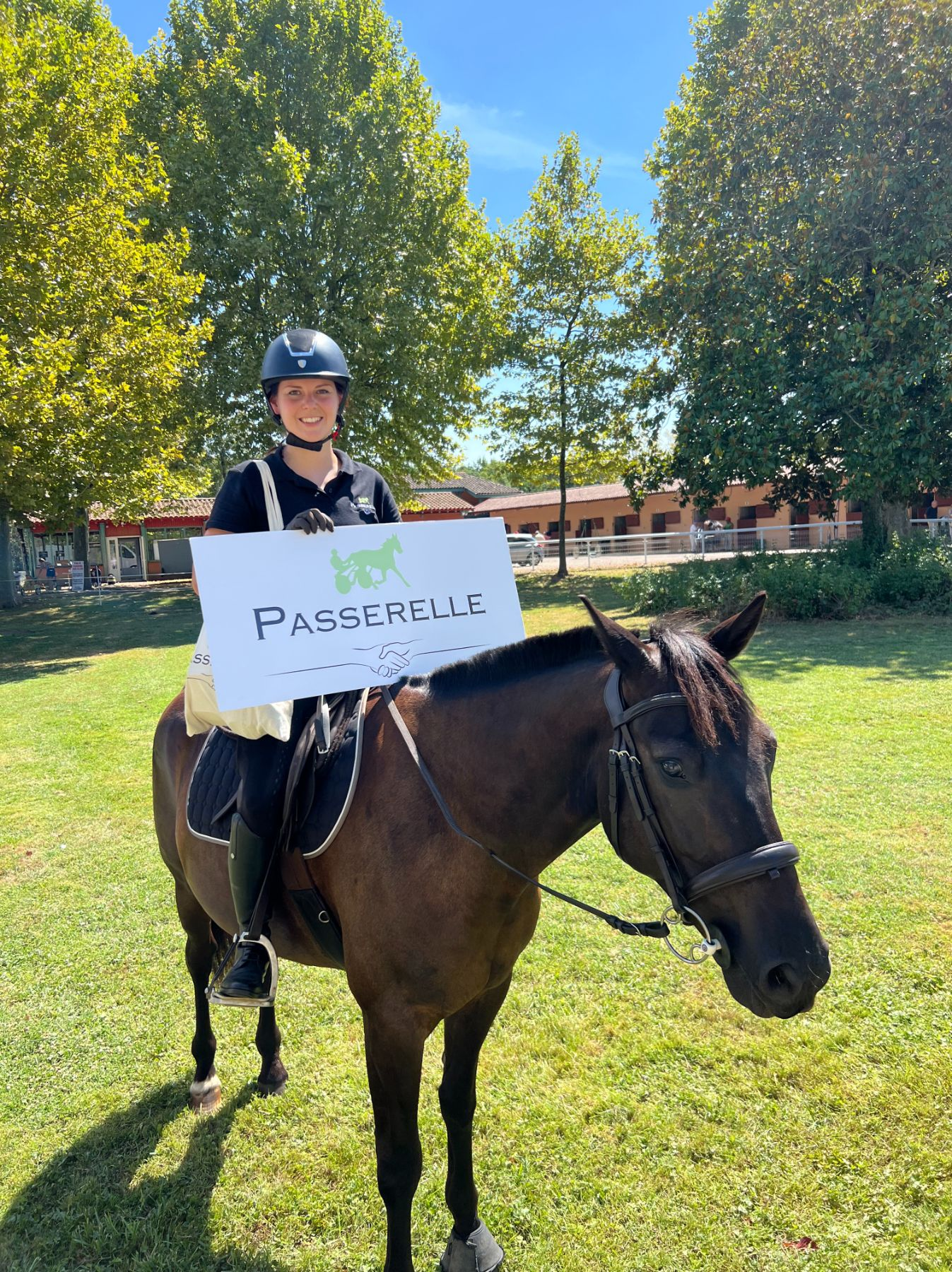 Cavalière portant un panneau Passerelle à cheval